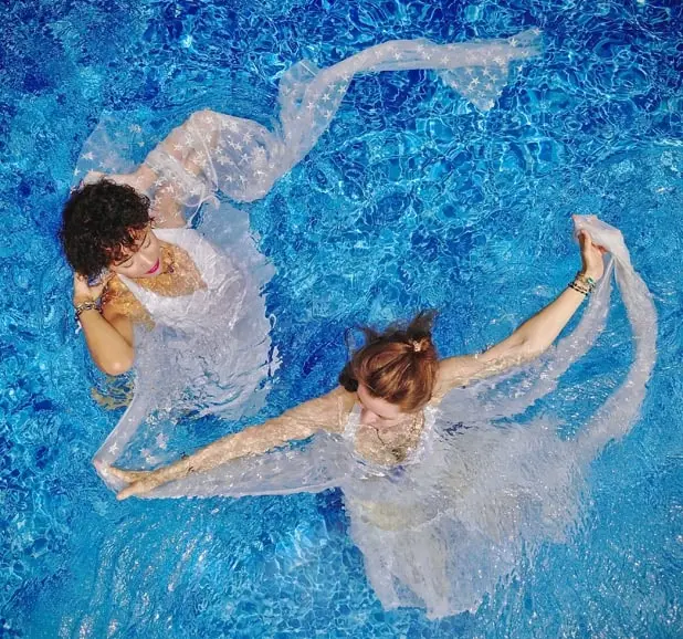 Im Wasser tanzende Frauen