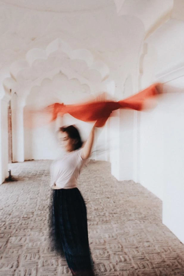 In einem Palast mit rotem Seidentuch tanzende Frau